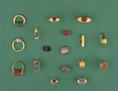 Római, etruszk és hellenisztikus ékszerek gyűjteménye föníciai szkarabeusz gyűrűvel, kameával, amuletttartókkal és achát mélynyomattal, az ie 6. századtól a Kr. u. 4. századig alkotó: Unbekannt