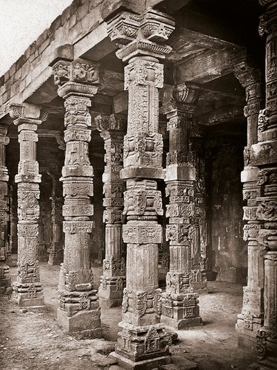 A Quwwat-ul-Islam mecset oszlopcsarnoka a Qutb Minar komplexumban, Delhiben alkotó: Unbekannter Künstler