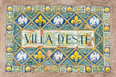Színes mázas terrakotta tányér; Villa d