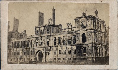 Commune de Paris (1871): a városháza képe az 1871. májusi tűzvész után. Névtelen fényképezés. Nyomtatás kartonra Dim. 10x7 cm alkotó: Unbekannt