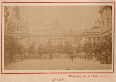 Commune de Paris (1871): a párizsi Palais de Justice kilátása az 1871. májusi tűzvész után. Pierre Pepetit fényképe. Nyomtatás kartonra, Dim. 9x5,4 cm alkotó: Unbekannt