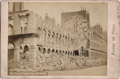 Commune de Paris: kilátás a párizsi pénzügyminisztérium romjaira 1871 májusában. Fénykép J.R. Dim. 16,3X10,8 cm alkotó: Unbekannt