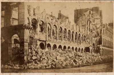Paris Commune (1871): a Pénzügyminisztérium képe az 1871. májusi tűzvész után. Fényképészet. Nyomtatás kartonra Dim. 10x6,9 cm alkotó: Unbekannt