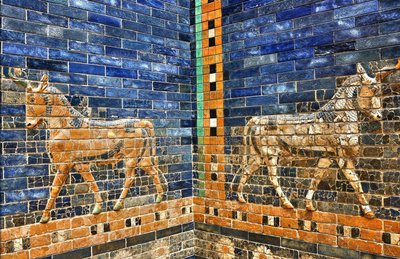 Részlet az Ishtar-kapu 1930-as évekbeli újjáépítéséből, amelyet Kr.e. 575 körüli eredeti téglák felhasználásával végeztek, Pergamon Múzeum, Berlin, Németország (fotó) alkotó: Unbekannter Künstler