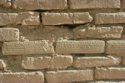 Részlet ékírásos feliratokkal ellátott téglákról a Zigguratból, amelyet Untash-Gal elami király épített (i.e. 1265-46) (fotó) alkotó: Unbekannt