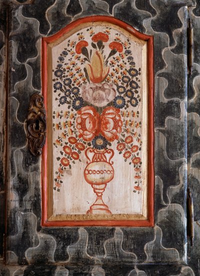 Kézműves faszekrény ajtaja kézzel festett virágdíszítéssel, San Giovanni, Trentino-Alto Adige, Olaszország, Részlet alkotó: William M. Timlin