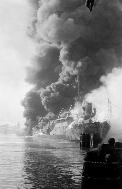 A "" ROSARIO PELLEGRINO "" OLAJTANKOR ROBBANÁSA PORTO MARGHERA-BAN, Velence - 1960 alkotó: Unbekannt