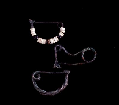 Etruszk művészet: háromféle bronz fibula Poggio Selciatello 59. sírjából, Pian della Regina, Tarquinia - Kr.e. 9. század - Mérete 3,8 cm 3,3 cm és 3,5 cm - alkotó: Unbekannt