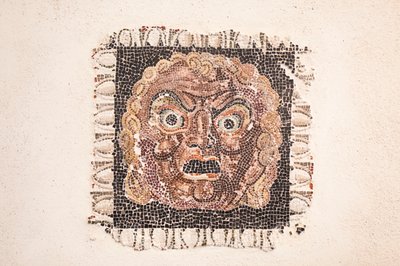 A Kr.e. 1. századból származó padlómozaik, amely egy Dionüszosz-maszkot ábrázol, egy római villából a via Ruffinella közelében Rómában, Római Nemzeti Múzeum (museo nazionale romano), Róma, Olaszország alkotó: Unbekannter Künstler