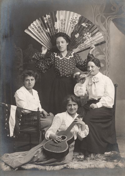 Négy nő kürttel, gitárral és legyezővel, Franciaország, 1920 körül (f/w fotó) alkotó: Unbekannter Künstler