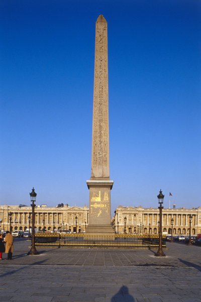 Franciaország, Párizs, luxori obeliszk, a Place de la Concorde, egyiptomi obeliszk, amely az épület fölé tornyosul, aranyozott hieroglif metszetekkel borítva. alkotó: Unbekannt