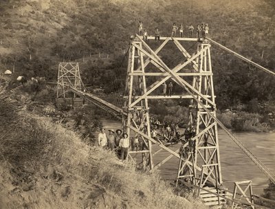 Fresno, Kalifornia: 1890 Ezt a fényképet C.C. Curtis bemutatja a Smith és Moore hidat a Kings River felett, amely a Hiram T. Smith és Austin D. Moore által épített csatorna része, hogy faanyagot szállítsanak a Sierras vidékről a cégük, a Kings River Lumber alkotó: Unbekannt