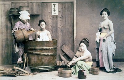 Fürdő gésák, 1880-as évek (kézzel színezett fotó) alkotó: Unbekannter Künstler