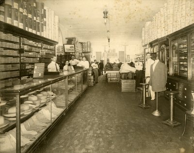 A John Sewell & Co. cipőbolt belseje: 304-6 12th Avenue (Flagler Street), 1910 körül (f/w fotó) alkotó: Unbekannt