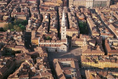Olaszország, Emilia Romagna, Modena, város légi felvétel a katedrálissal alkotó: Benjamin Baud