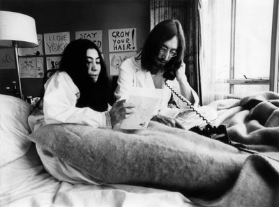 John Lennon és Yoko Ono az amszterdami Hilton Hotelben, 1969. március 25-én (f/w fotó) alkotó: Unbekannt