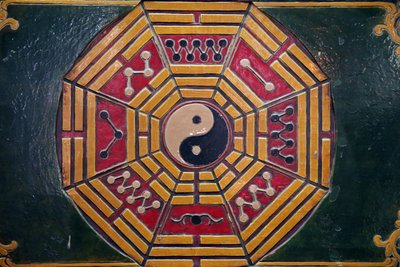 Khanh Van Nam Vien taoista pagoda. Yin Yang szimbólum. Ho Si Minh Város. Vietnam alkotó: Unbekannt