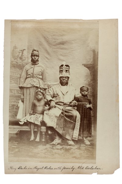 Herceg király királyi köntösben a családjával, Old Calabar, Nigéria, 1890 körül (albumnyomat) alkotó: Unbekannt
