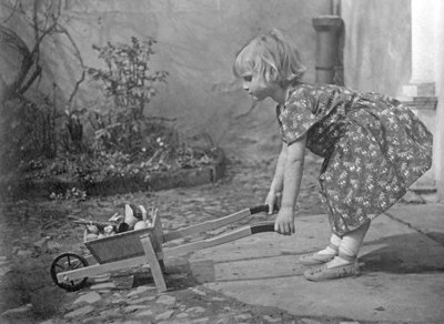Kislány játszik a talicskával. Fényképezés 1931 körül alkotó: Unbekannt