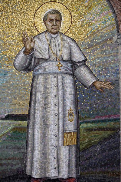 Madonna della Scala bencés apátság, Noci, Puglia X. Pius pápát ábrázoló mozaik, Noci, Olaszország alkotó: Unbekannt
