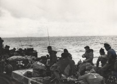 A 41 (RM) Commando tengerészgyalogosai az LCT (Landing Craft Tank) 532 fedélzetén, közelednek Westkapelle felé a hollandiai walchereni leszállás során alkotó: Unbekannt