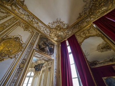 Minerve tanárnőnek van egy fiatal lánya, aki a gobelin művészethez járul hozzá. Charles Tremolieres (1703-1739) festménye alkotó: Unbekannt