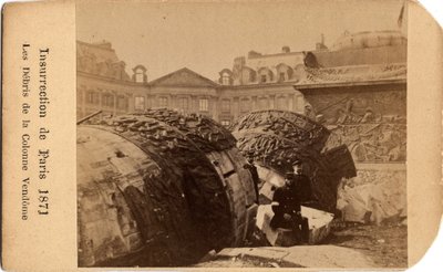 Párizs városa (1871): két kommunárius pózol a párizsi Place Vendome ledőlt oszlopának törmeléke mellett. Névtelen fotózás. Homályos. 10,5x6,4 cm alkotó: Unbekannt