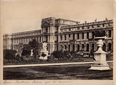 Párizs városa (1871): a párizsi Palais des Tuileries képe 1871 májusa körül. Névtelen fényképezés. Nyomtatás kartonra, Dim. 29x20 cm alkotó: Unbekannt