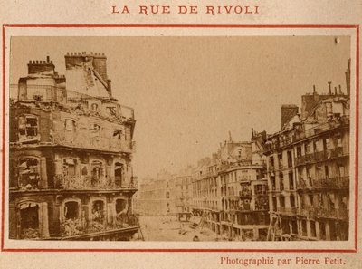 Párizs városa (1871): a párizsi Rue de Rivoli tűzoltó épületeinek képe 1871 májusában. Pierre Pepetit fényképe. Nyomtatás kartonra, Dim. 9x5,4 cm alkotó: Unbekannt