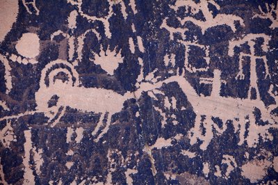 Paper Rock hírek. A navahó törzsek és Utah észak-amerikai indián petroglyfái. Körülbelül 2000 éven át tartó időszak a 14. századig. alkotó: William M. Timlin
