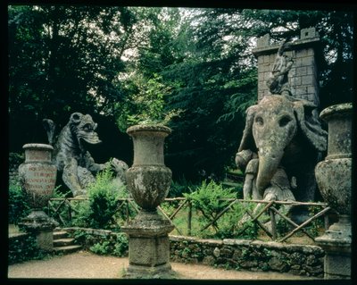 Hannibál egyik elefántja és egy oroszlánnal harcoló sárkány, a Parco dei Mostri (Szörnypark) kertjének szobrai, amelyeket Orsini hercege 1550-63 között épített ki, Giacomo Barozzi da Vignola (1507-73) tervei alapján (kő) (fotó) (a részleteket lásd a 6 alkotó: Unbekannt