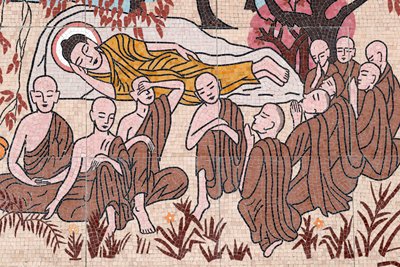 Ong Nui buddhista pagoda, falfreskó, Buddha élete, 45 év Dharma tanítása után Buddha Parinirvanába, Quy Nhonba, Vietnamba, 2019 (fotó) alkotó: Unbekannt