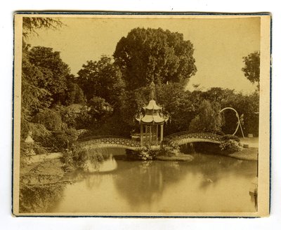 Orleans, Loiret (45), Centre, Franciaország, Pavilon és kínai híd egy orleans-i parkban alkotó: Unbekannter Künstler