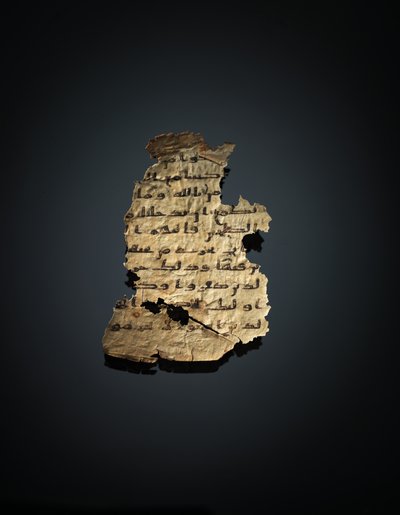 Oldal egy fel nem írt Korán-palimpszesztből, amelyet egy korábbi kopt Bibliára másoltak, valószínűleg Egyiptomban, 8. század körül (tinta pergamen) alkotó: Unbekannt