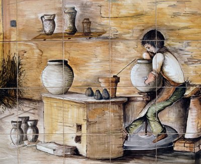 Festett maiolica tábla, amely a kerámiakészítés jelenetét ábrázolja, kézzel készítette: Ceramiche Desuir, Santo Stefano di Camastra, Szicília, Olaszország, Részlet alkotó: William M. Timlin