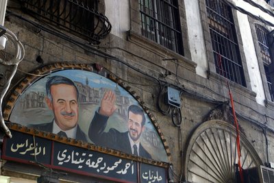 Aszad elnök és fia, Bassel festménye a szíriai damaszkuszi piac felett. alkotó: Unbekannt