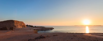 Panorámás kilátás nyílik a kis templomra Nefertari, Abu Simbel, Egyiptom alkotó: Unbekannter Künstler