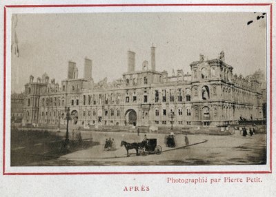 Paris Commune (1871): a párizsi Hotel de Ville képe az 1871. májusi tűzvész után. Pierre Pepetit fényképe. Nyomtatás kartonra, Dim. 9x5,4 cm alkotó: Unbekannt