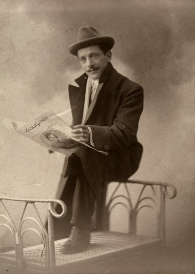 Luigi Betti fotós portréja, miközben a "Kundo argentino" című újságot olvassa. alkotó: Unbekannter Künstler