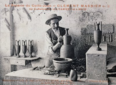 Képeslap Clement Massier-vel (1844-1917), Poterie de Golf-Juan fazekasmesterével, aki műtermében dolgozik, Franciaország, XX. század alkotó: William M. Timlin