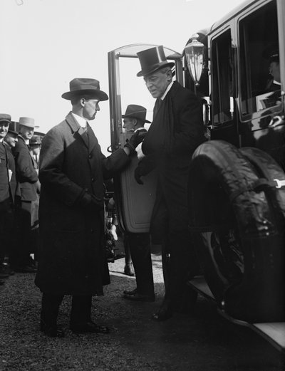 Woodrow Wilson elnök kiszáll egy autóból. Washington, DC, 1918 körül. Fotó: (f/w photo) alkotó: Benjamin Baud