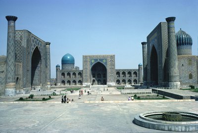 Regisztán, a három mohamedán vallási főiskolával (madrasah) (fotó) alkotó: Unbekannt
