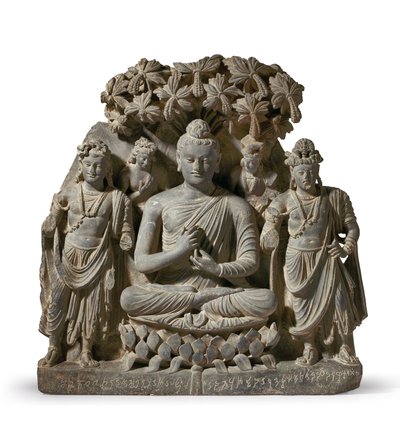 Sákjamuni Buddha domborműhármasa bódhiszattvákkal, 3-4. század (szürke pala) alkotó: Unbekannter Künstler