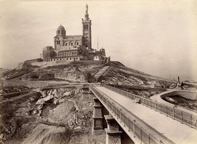 Vallási építészet: a „Jó Anyának” (1853-1864) is nevezett Notre Dame de la Garde (Notre-Dame-de-la-Garde) bazilika külső képe, Henry Esperandieu (1829) építész tervei alapján épült -1874). Marseille, Bouches du Rhone (13), cen alkotó: William M. Timlin