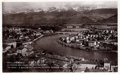 Rhone Alpes, Isere (38), Grenoble: az Alpok lánca, az Isere, az Ile Verte hídja, balra La Tronche, jobbra az Ile Verte kerület - 1930-1939-es levelezőlap alkotó: William M. Timlin