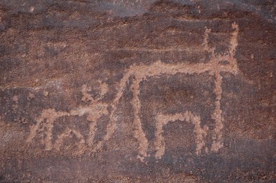 Sziklaművészet, Őstörténet: Egy tehén és borjú metszete az Uweinat-hegységben, Egyiptom. (Kr.e. 8000-3000 év közötti időszak). Fényképezés alkotó: Unbekannt