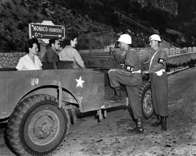 Második világháború (1939-1945) – II. világháború (II. vagy 2. világháború): Monaco francia riviéra közelében, 1945. június 30.: Két szabadságon lévő Wac és az US Riviera szabadidős terület (USRRA) vendégei megbeszélést folytatnak az amerikai hadsereg két  alkotó: Unbekannt