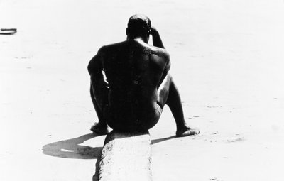 Félmeztelen ülő férfi Coney Islanden, 32. cím nélkül, 1953-64 körül (f/w fotó) alkotó: Unbekannter Künstler