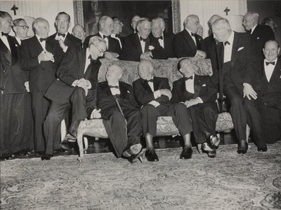 Sir Winston Churchill és Dwight D. Eisenhower a Winfield House-ban, az amerikai nagykövet londoni otthonában tartott vacsorán alkotó: Unbekannter Künstler
