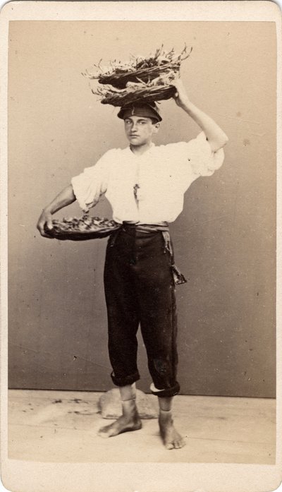 Kis méretű; egy fiatal férfi, aki fonott kosarakat tart, Velence. 19. század Nyomtatás kartonra Dim. 6x10,5 cm alkotó: Unbekannt